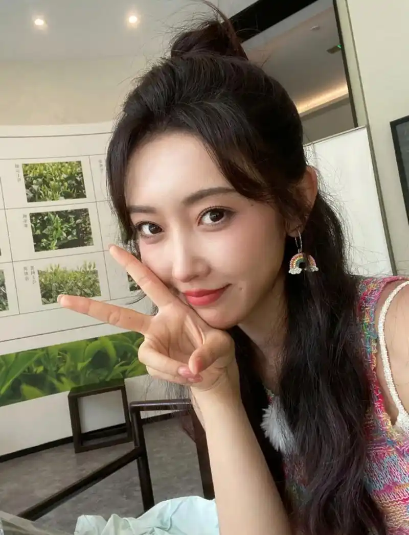 宣璐分享自拍照,酒窝美女.#每日娱乐播报