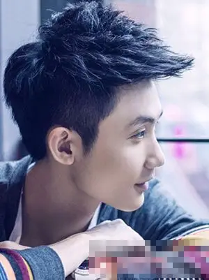 男生中等长度飞机头发型 潮男轻熟发型