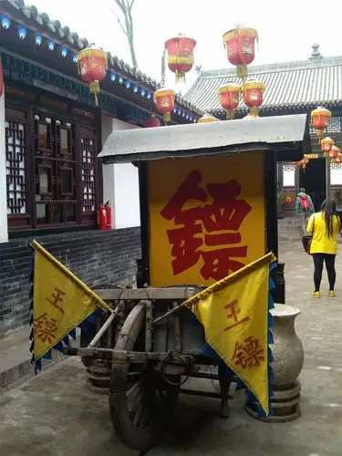 镖局内的院子上还有展出镖车的模型霸气十足当年晋商云集于平遥古城