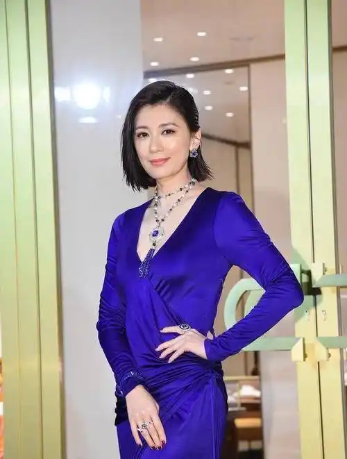 原创原创46岁贾静雯三个孩子的妈妈魅力不减当年穿蓝色礼服裙气质高贵