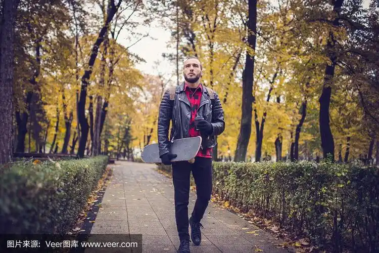 独自在公园散步