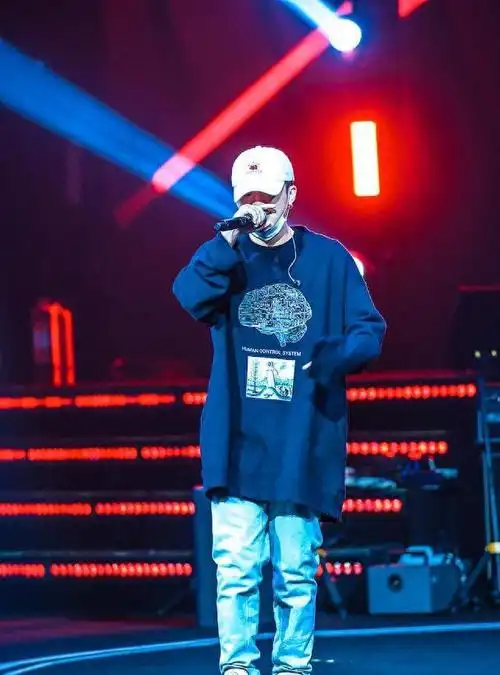 2017年12月31号,李小璐被媒体拍到,在一家餐厅里吃过饭后,和pgone一起