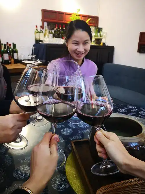 品葡萄汁,假装在喝酒.