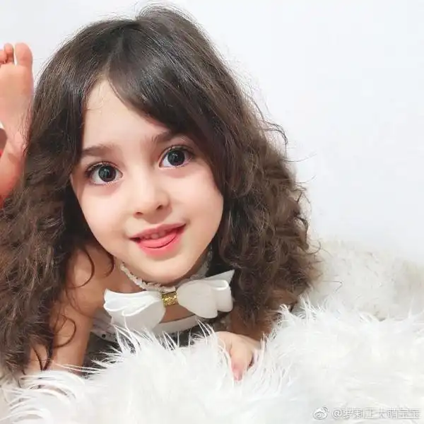 父亲做女儿保镖只因为8岁女儿太漂亮频频被骚扰3