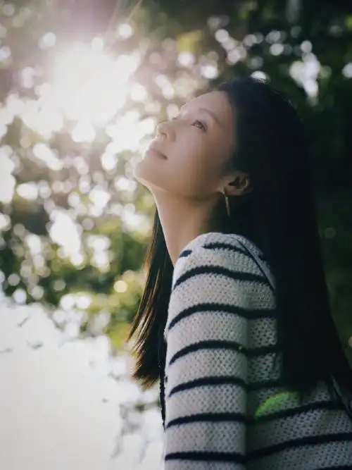 李沁的侧颜##李沁45度角仰望天空