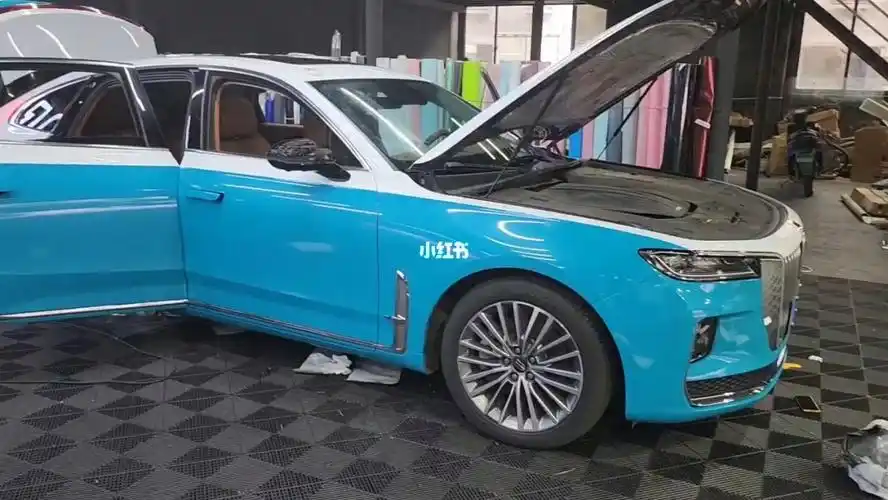 中奔驰c改色排队中奥迪a4洗完车就开始施工路虎揽胜车衣等待施工中