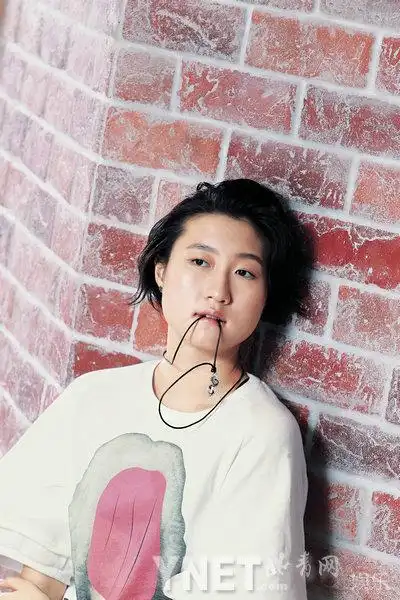 "小龙女"吴卓林曝童年受欺凌 未见过成龙_明星·八