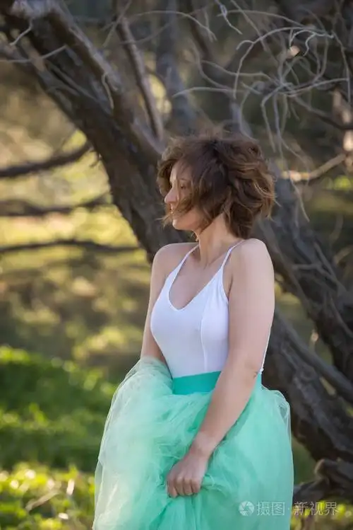 美丽的女孩在海滩上摆姿势.黄金海岸, 澳大利亚, 昆士兰