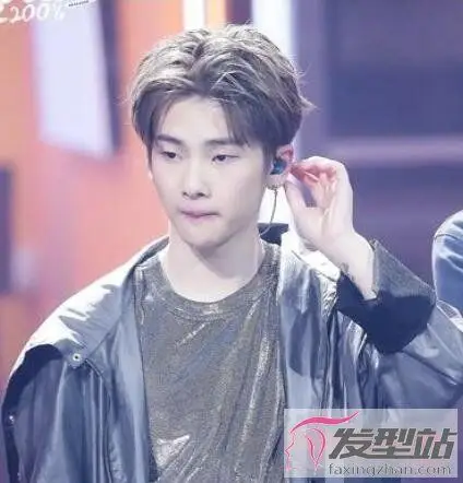 男士中分发型烫发时尚感满满很有亲和力