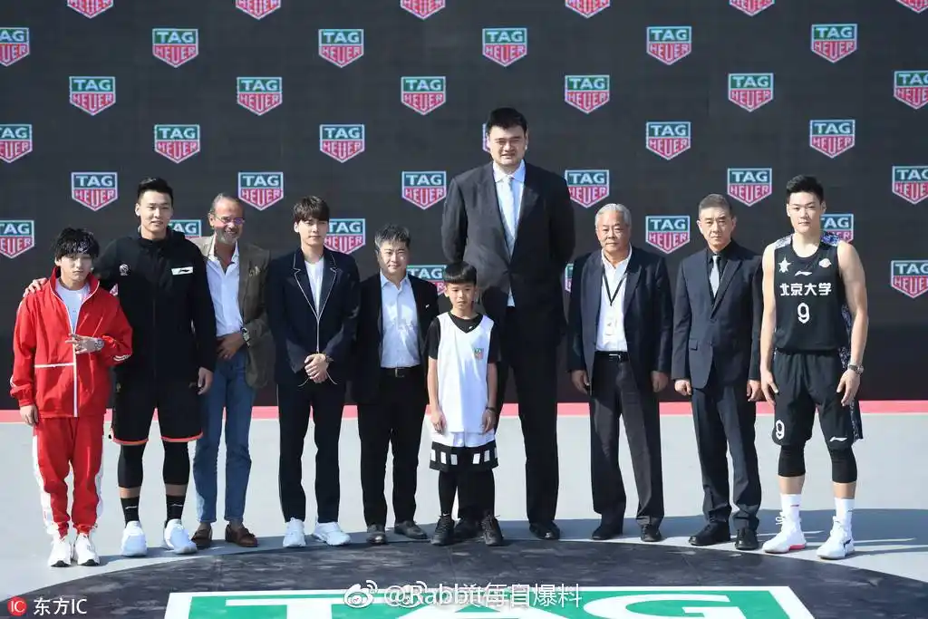 李易峰和姚明惊喜同框!萌萌的身高差!网友:好像p在一起的!