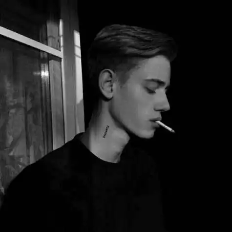 黑白男头日系,安静只是假装痊愈吧了-黑白头像