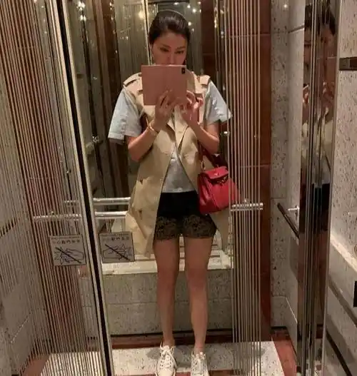 50岁李嘉欣晒生活照,纤细身材十分吸睛,她的颜值真是大写的服气_瑜伽