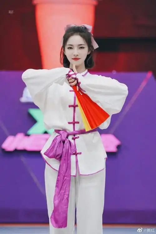 许佳琪好有侠女范##许佳琪舞扇子#《小巨人运动会》团体武术表演