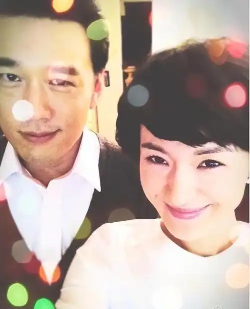 那时他接连几个月没有出门,吃饭都是郭晏青给端到电脑桌,一天到晚