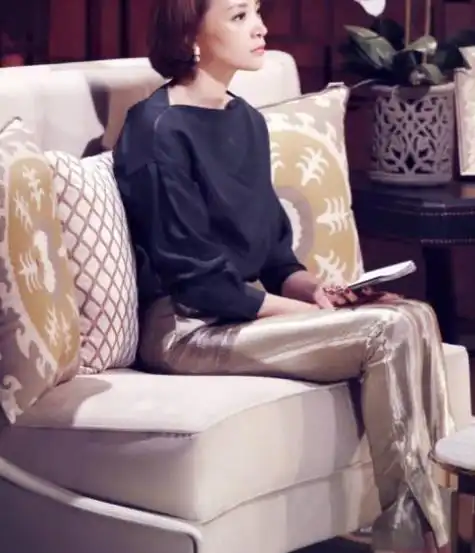 优雅真的是时时刻刻都在体现呢,董卿就连坐姿都像一幅画一样.