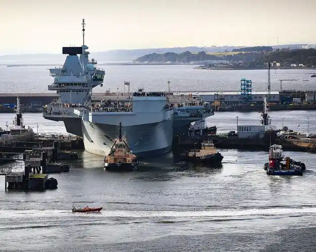 英威尔士亲王号航母首航 甲板上人头攒动