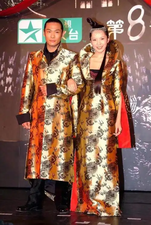 《第八号当铺》的最终结局是:高寒被主人烧死,阿精和韩诺被主人收在一