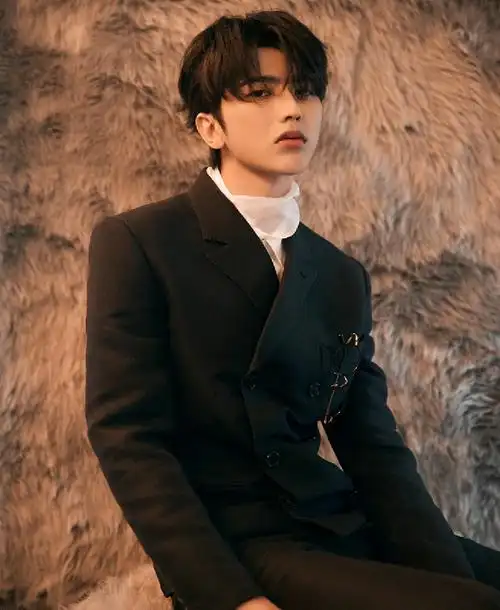 蔡徐坤晒帅照上热搜,穿斗篷西装走红毯,戴63万名表回头率超高