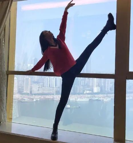 林允晒一字马照片:美人鱼有腿是这个样子