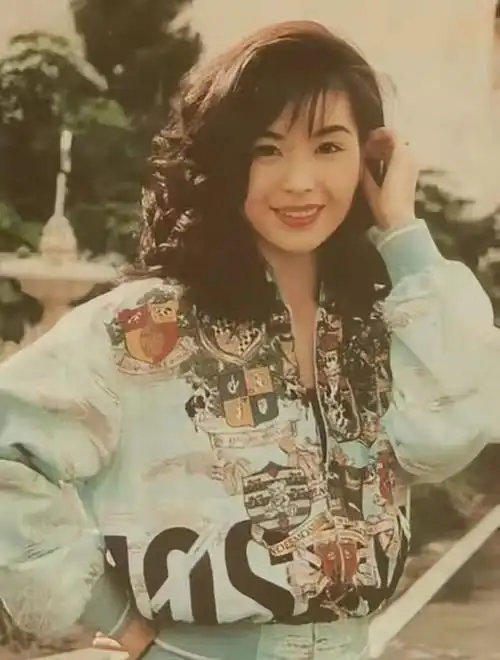 21岁成寡妇,30岁与男朋友正妻当闺蜜,伍咏薇的狗血人生太精彩了