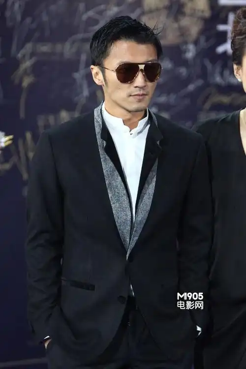 谢霆锋携经纪人霍汶希走蓝毯 戴墨镜表情严肃