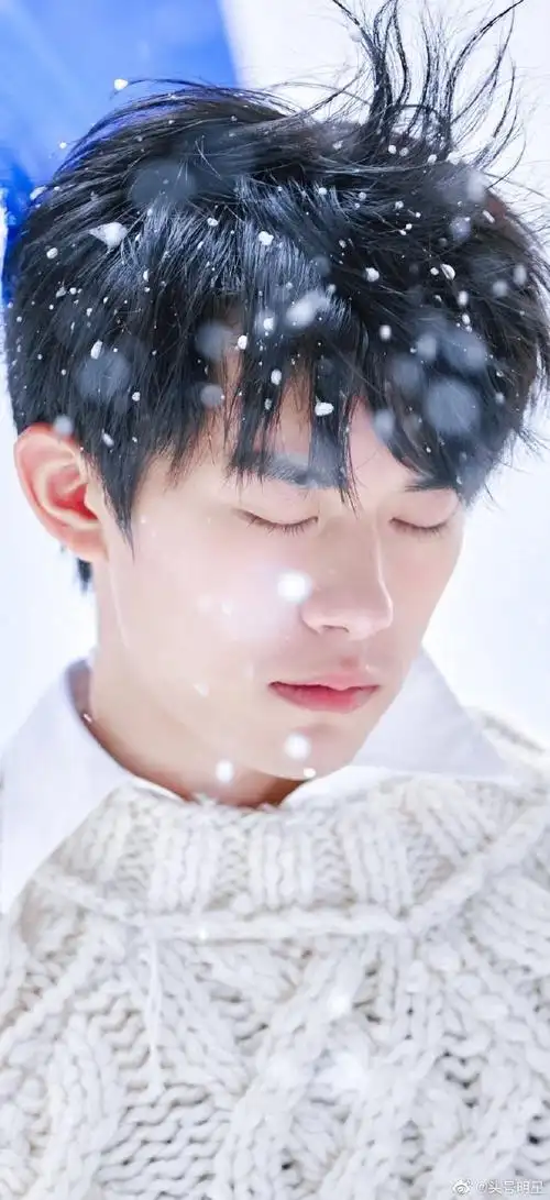 易烊千玺皑白意境大片