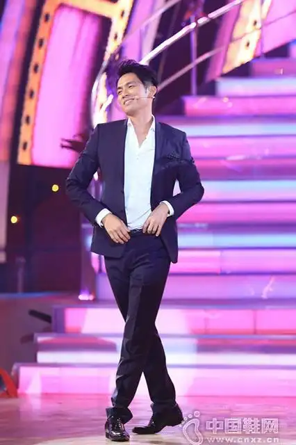 钟汉良西装革履帅气亮相节目现场 大秀舞技