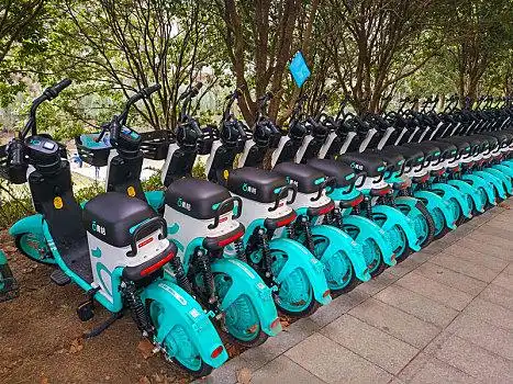 长沙街头的青桔共享电单车