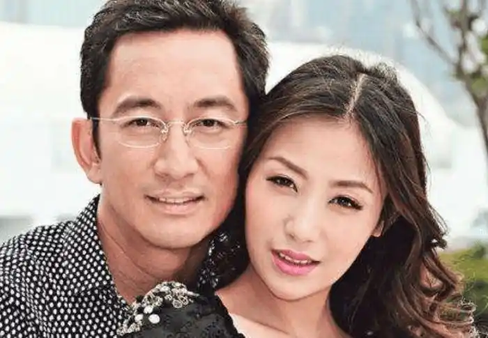 据说那时石洋子在物质上非常奢侈,就和"吞金兽"一般肆无忌惮地花钱.