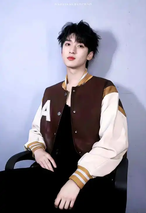 严浩翔极限挑战第九季官宣##严浩翔黑色西装官宣海报