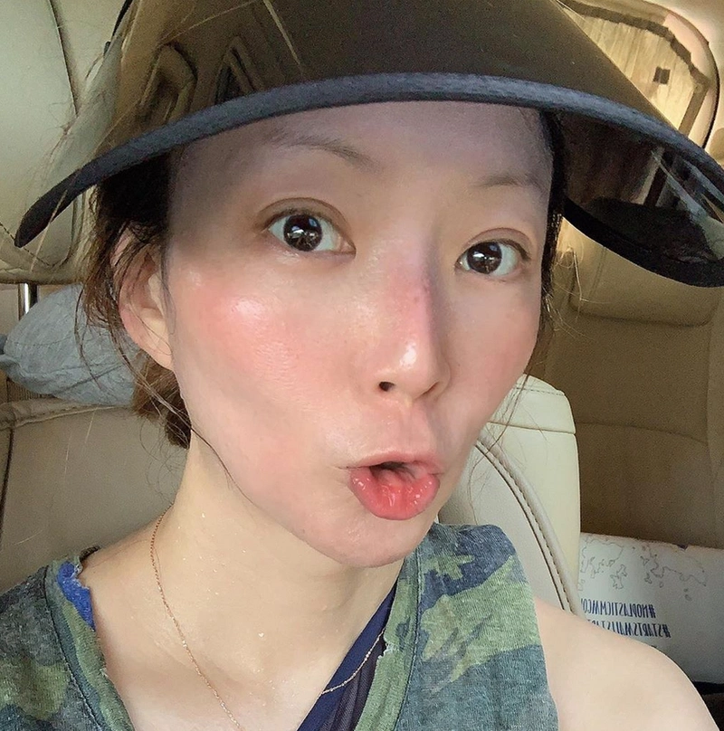 组图:郑秀文戴遮阳帽跑八公里 面色红润香汗淋漓素颜状态佳