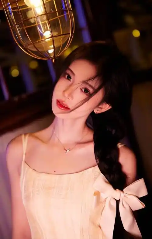 鞠婧祎身穿蝴蝶结公主裙,俏脸柔美可人,梳着麻花辫子,美得让人窒息-爱