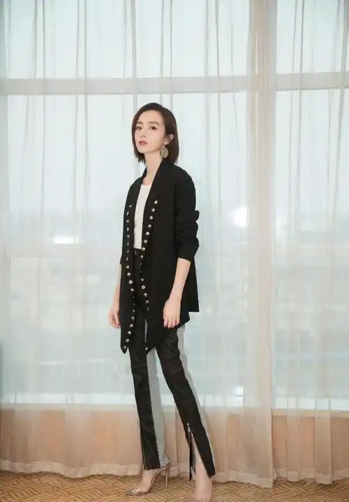 胡冰卿这时尚真不懂流苏半身裙不伦不类高跟鞋搭白袜子够抢镜