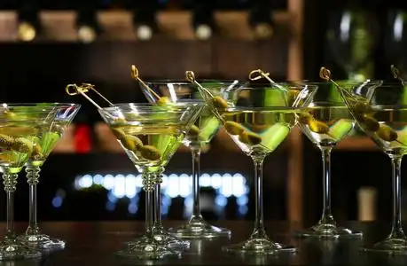 湿的酒吧鸡尾酒杯在酒吧照片