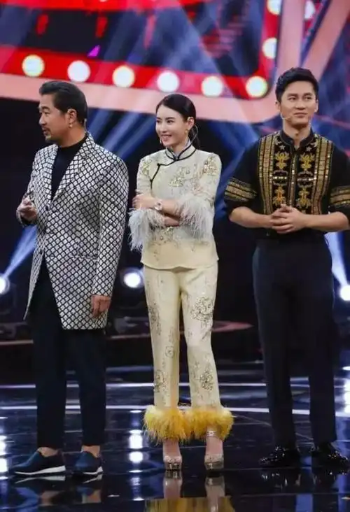 张柏芝芭比粉服装款式身高看上去更矮小不建议大家借鉴