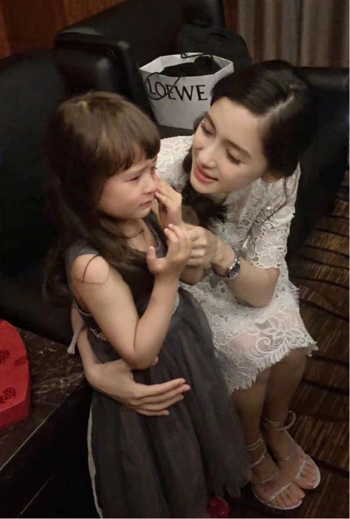 angelababy生图颜值抗打路人镜头里亲切温暖收割孩子心