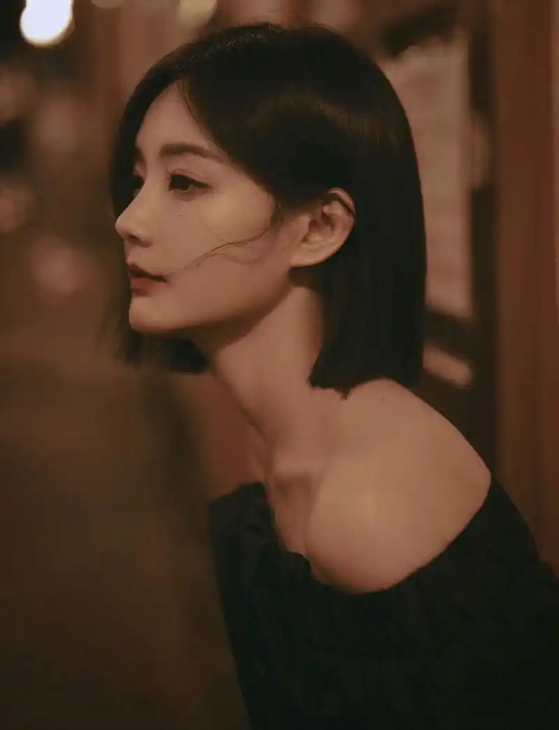 李一桐,黑色长袖露肩连衣短裙,齐肩短发,笑起来真美!