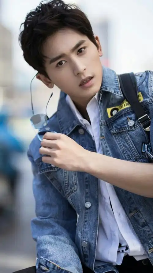 据悉,1991年出生的张哲瀚今年不知不觉也30岁了,11年前,他凭借个人