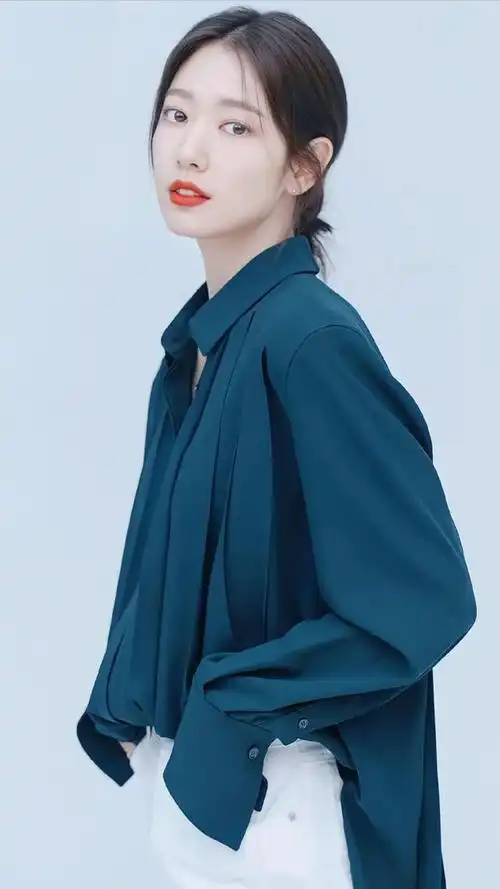 有多少人的空气刘海是被当时的朴信惠种草的,短刘海搭配长卷发初恋感