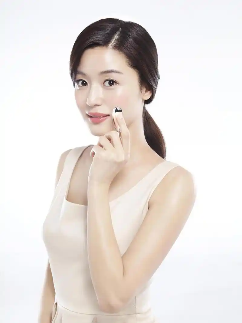 她率性,独立,敢言,演技惊艳,在《我的野蛮女友》中