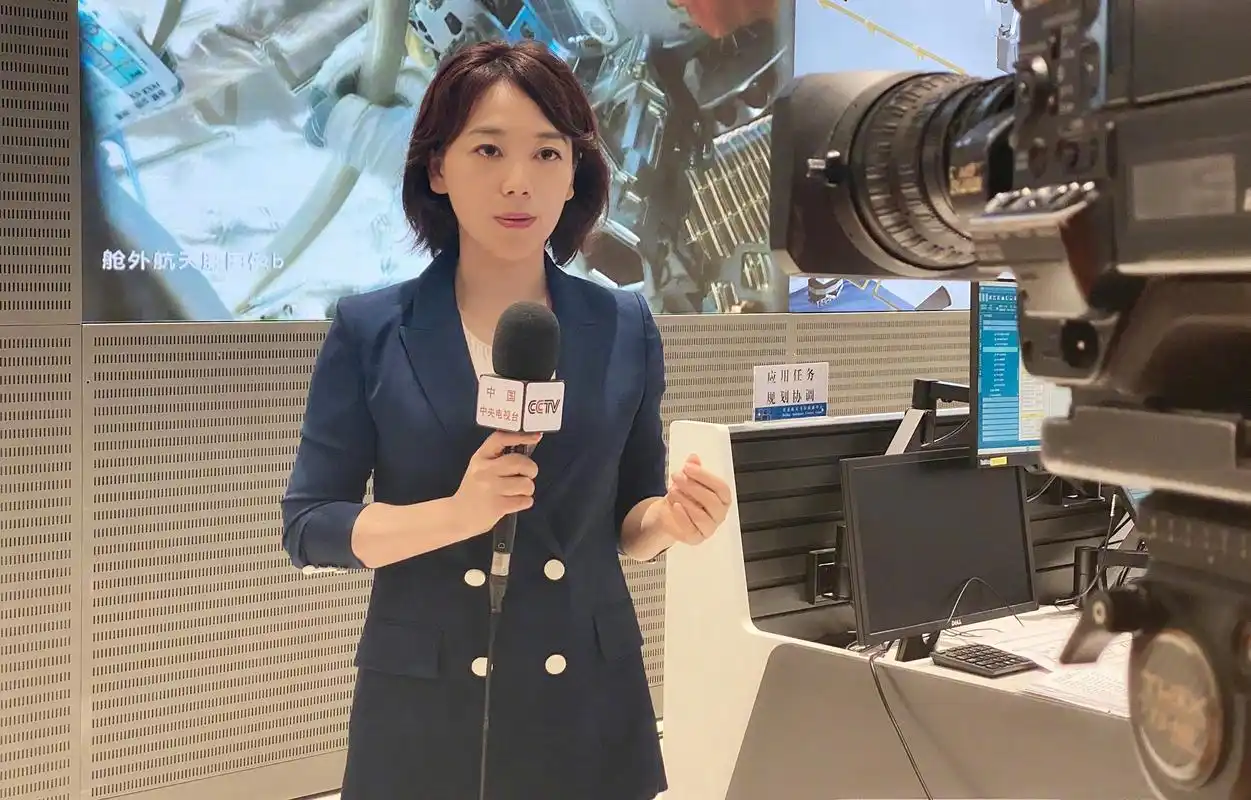 央视主播劳春燕:风光背后的心酸 劳春燕是一位从复旦大学毕业的高材生