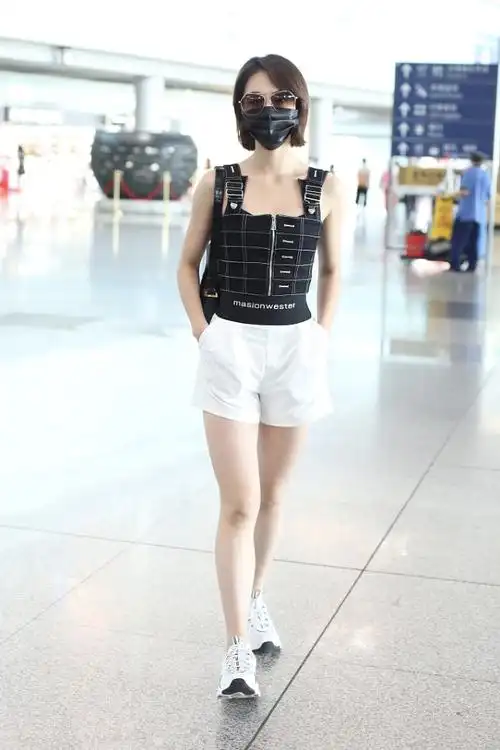 蓝盈莹黑超遮面穿热裤秀美腿机场跳舞与自己广告牌合影