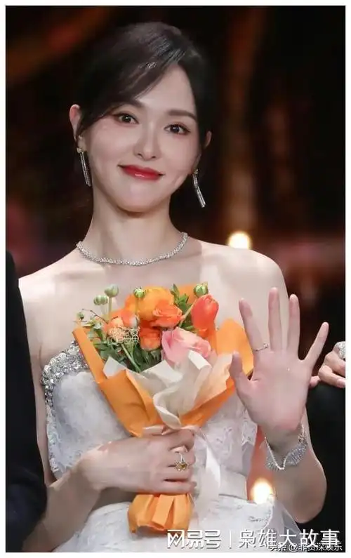 近几年,随着年龄和阅历的增加,唐嫣身上多了一些韵味,对于妆容和造型