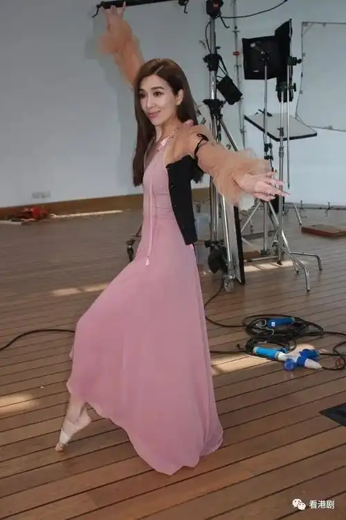 变发出事!黄智雯吹头甩到成地头发