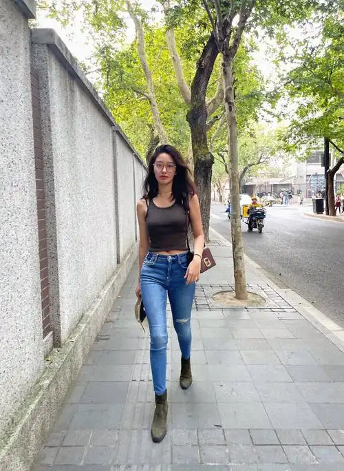 1/ 6 搜狐娱乐讯 9月7日,杨采钰在社交平台晒出自己初秋出街的生活照.