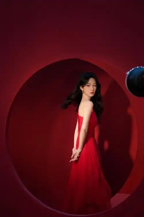 杨紫工作花絮图送达红色斜肩裙造型好明媚