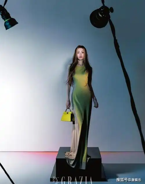 唐嫣与《红秀》杂志再续前缘,封面女神的美丽传奇_魅力_包袋_表现力