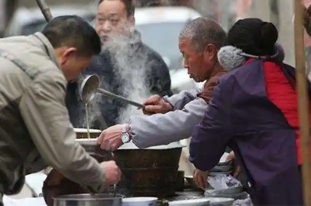 老人在街头卖早点,施舍给男孩一碗豆浆,岂料竟救了老人的命