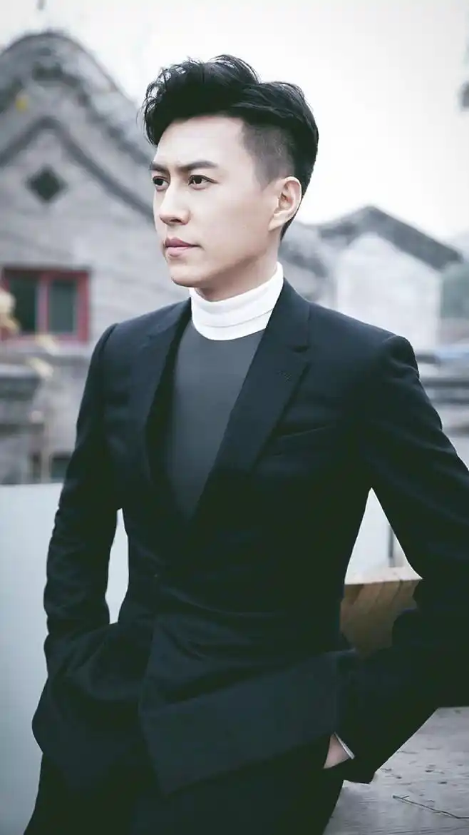 靳东近照头发花白引热议,不是他无法突破舒适圈,而是观众不愿意