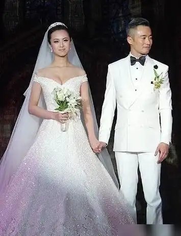 曾是央视最美主持嫁42岁患病丈夫不离不弃结婚多年恩爱如初